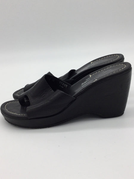 Donald Pliner Size 7.5 Black Sandals
