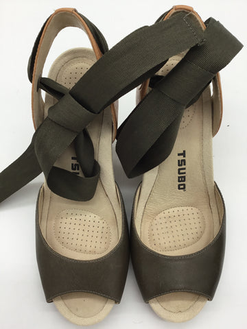 Tsubo Size 6 Sage & Tan Sandals