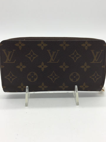 Louis Vuitton Size Medium Monogram LV Zippy Wallet NM Monogram