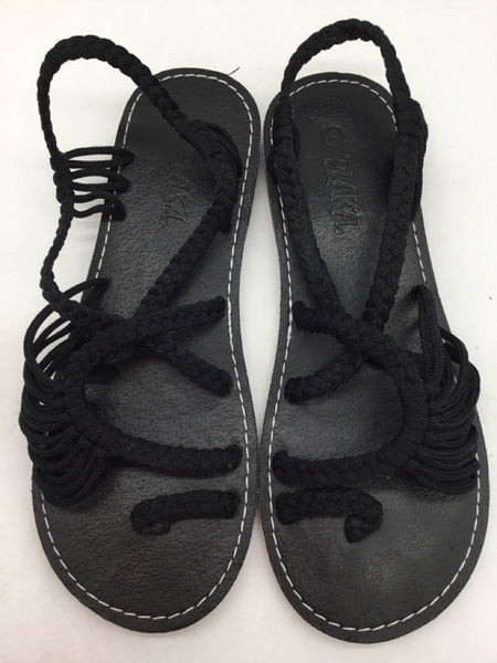 Plaka Size 8 Black Shoes