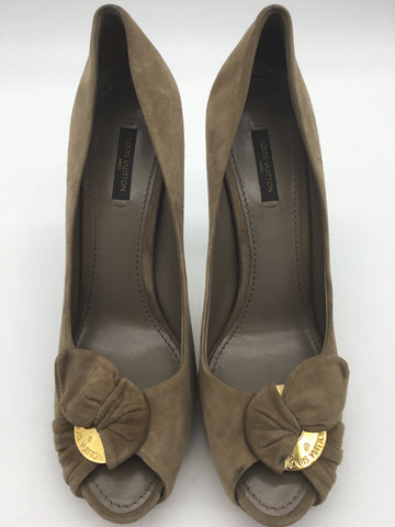 Louis Vuitton Size 9 Beige Shoes