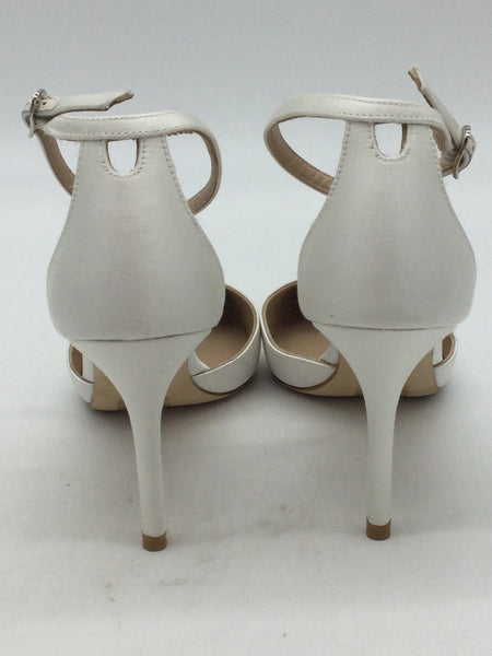 LUXURY Stuart Weitzman Size 6 White Shoes