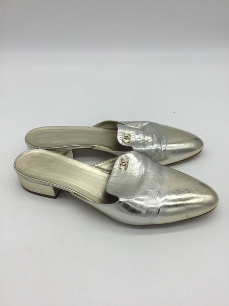 CHANEL Size 8.5 Gold Chanel