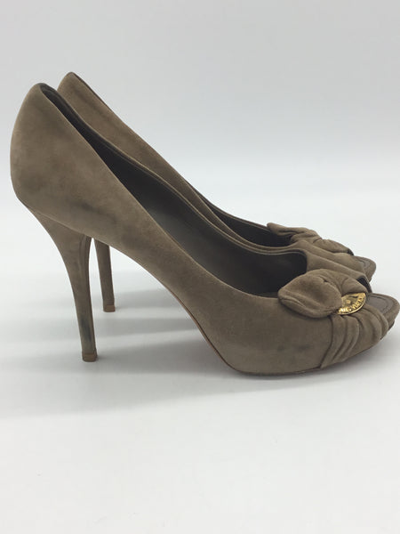 Louis Vuitton Size 9 Beige Shoes