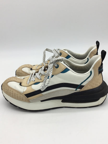 Skechers Size 7.5 White Shoes