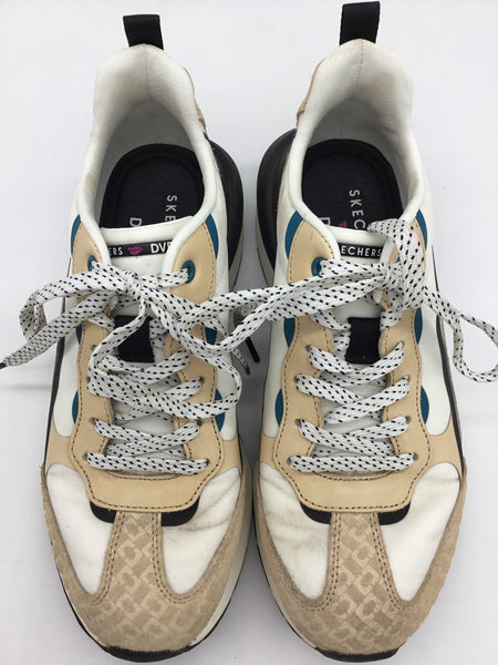 Skechers Size 7.5 White Shoes