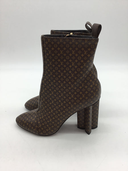 LUXURY Louis Vuitton Size 6.5 Brown Shoes