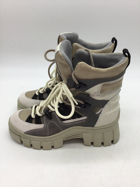 GUESS Size 7 Grey Shoes