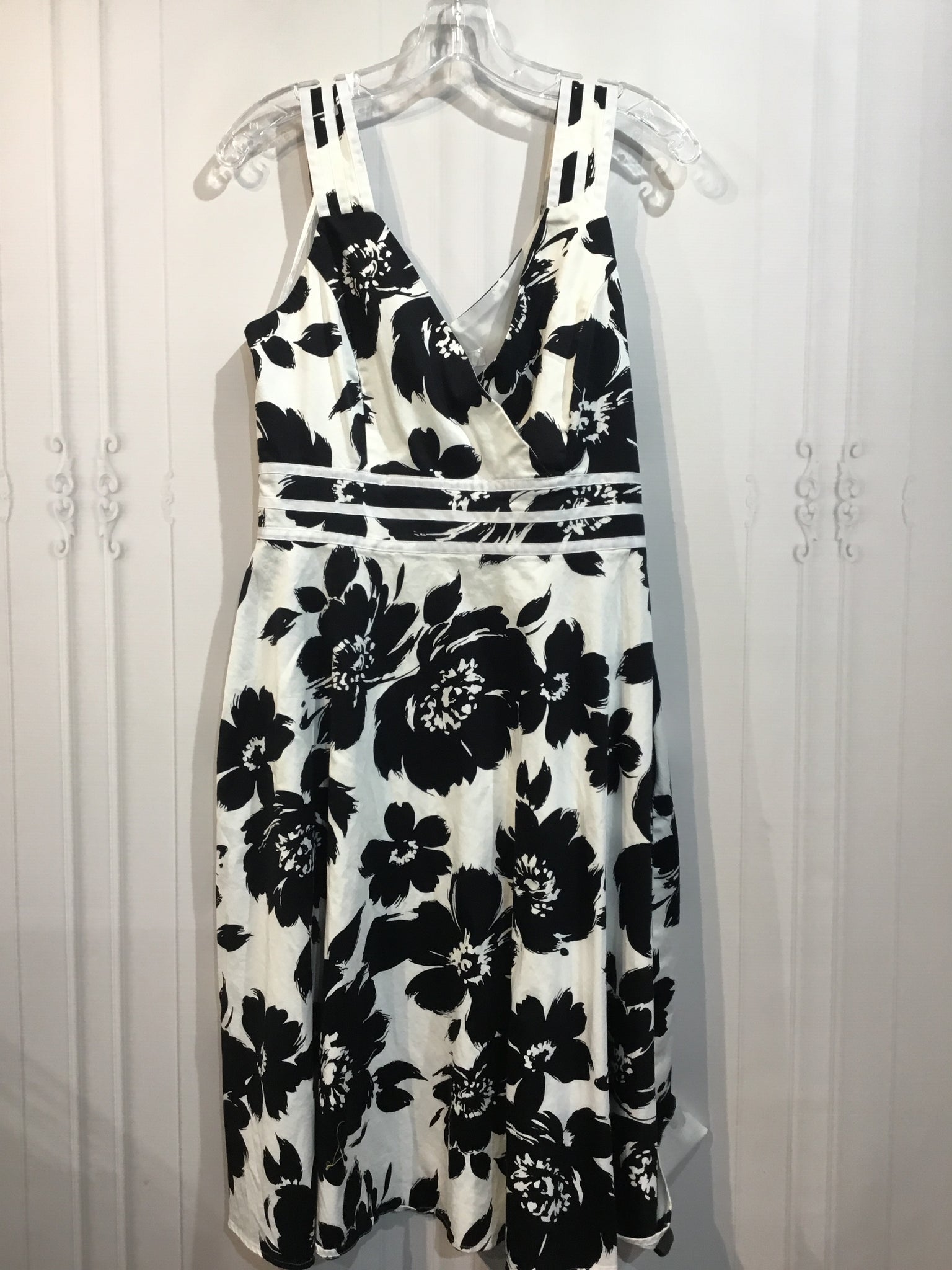DressBarn Size M White DRESS/1 PIECE