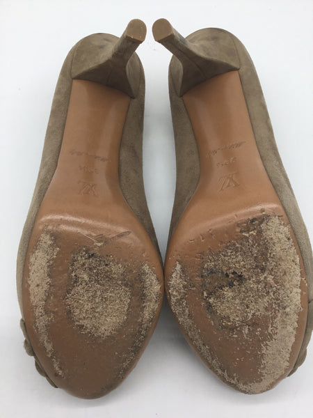Louis Vuitton Size 9 Beige Shoes