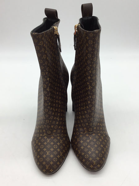 LUXURY Louis Vuitton Size 6.5 Brown Shoes