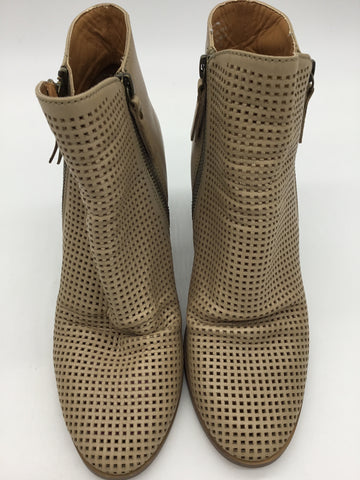 MIA Size 7 Beige Shoes
