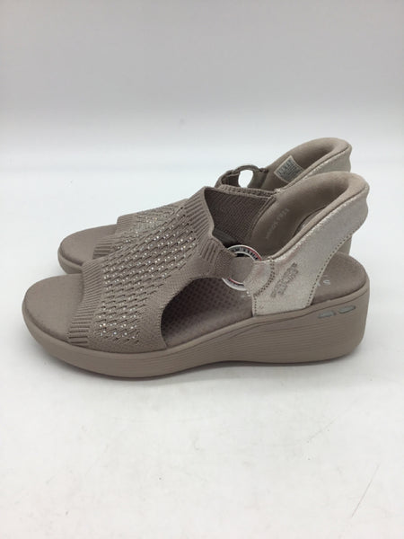 Sketchers Size 8 Beige Shoes
