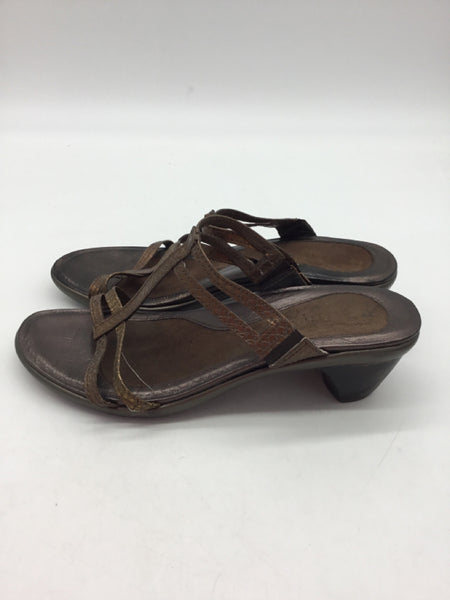 Naot Size 7.5 Gold Shoes