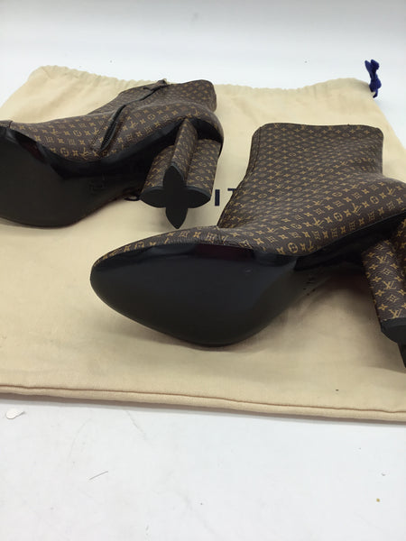 LUXURY Louis Vuitton Size 6.5 Brown Shoes