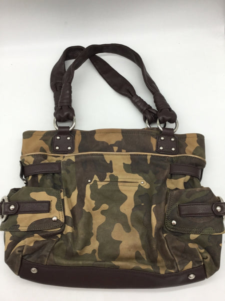 B Makowsky Size Large Green Purses/Wallets