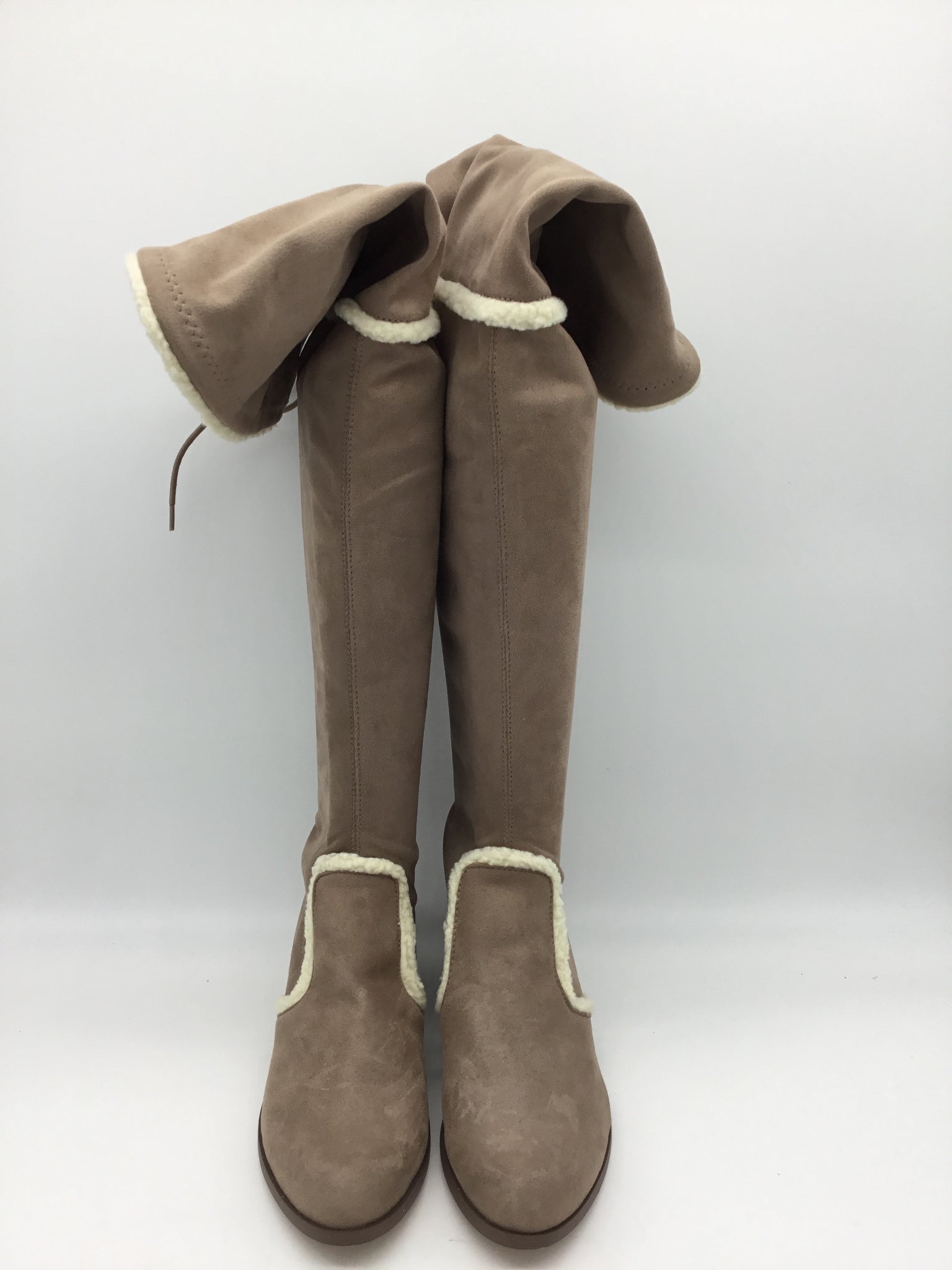 Charles by Charles David Size 9 Beige Shoes