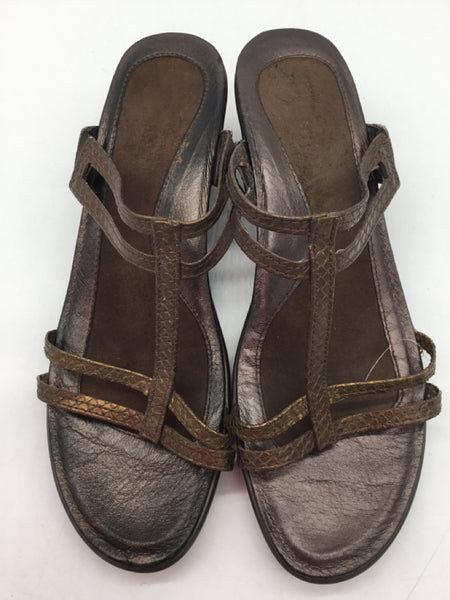 Naot Size 7.5 Gold Shoes
