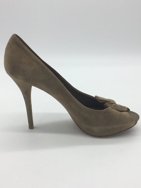 Louis Vuitton Size 9 Beige Shoes
