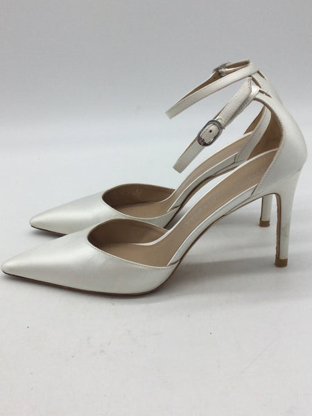 LUXURY Stuart Weitzman Size 6.5 White Shoes