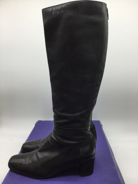 LUXURY Stuart Weitzman Size 7 Black Shoes