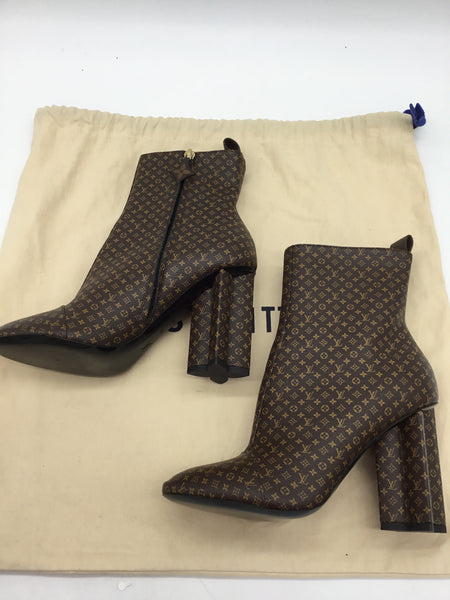 LUXURY Louis Vuitton Size 6.5 Brown Shoes