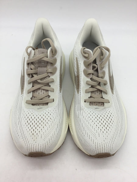 Brooks Size 9 White Shoes