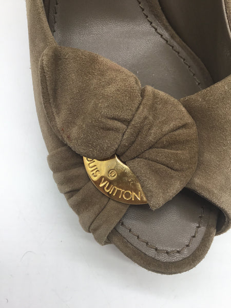 Louis Vuitton Size 9 Beige Shoes