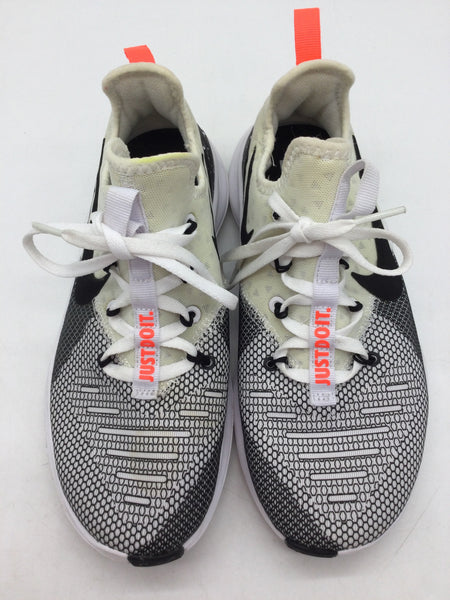 NIKE Size 6.5 White Shoes